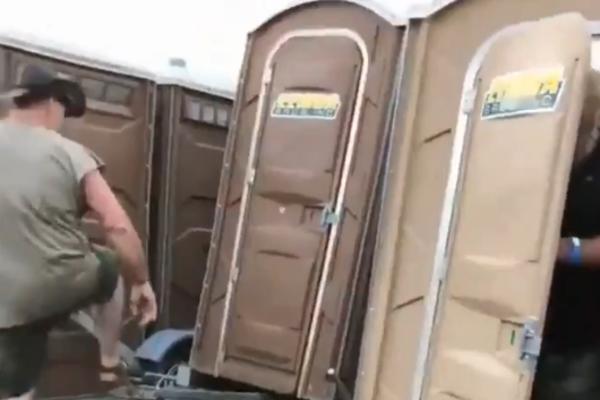 OTVORIO JE JAVNI TOALET I DOŽIVEO ŠOK: Ovo definitivno nije očekivao da vidi unutra (VIDEO)