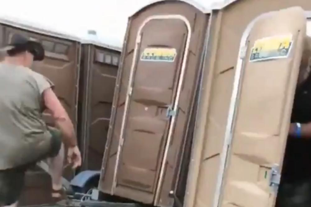 OTVORIO JE JAVNI TOALET I DOŽIVEO ŠOK: Ovo definitivno nije očekivao da vidi unutra (VIDEO)