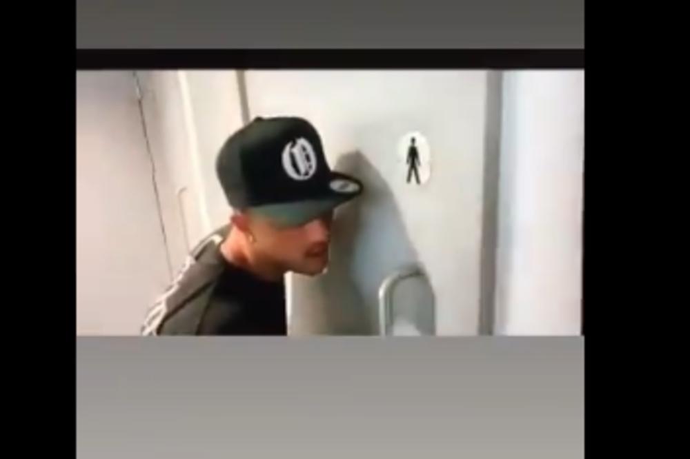 REŠIO JE DA UPLAŠI DRUGA DOK JE BIO U WC-U: Reakcija nesrećnog mladića dovešće vas DO SUZA (VIDEO)