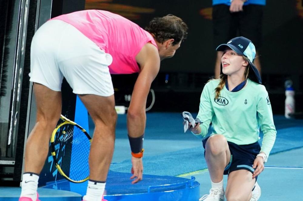 NADAL POGODIO SKUPLJAČICU LOPTICA U GLAVU: Ali nakon toga je napravio šmekerski potez! Uplašio sam se za nju!