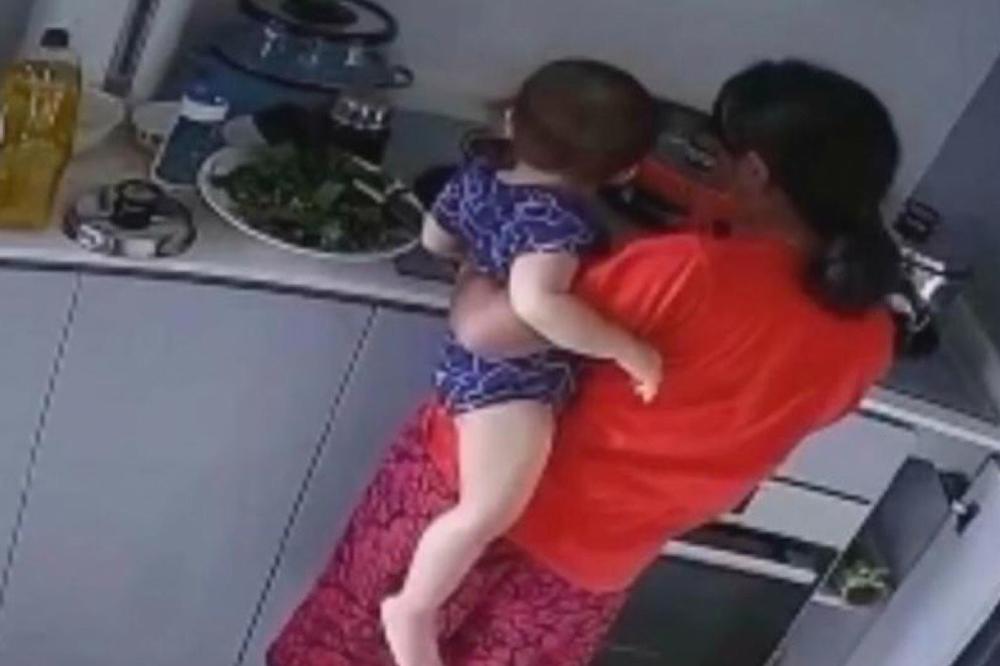 OVA DADILJA JE PSIHOPATA! Htela da ide ranije kući, pa detetu učinula nešto STRAVIČNO! Kamere sve snimile (VIDEO)