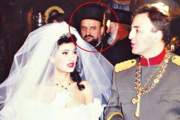 CECU I ARKANA JE VENČAO OZLOGLAŠENI VLADIKA, POJAVILA SE I FOTOGRAFIJA: Isplivala MRAČNA TAJNA skrivana 25 godina!