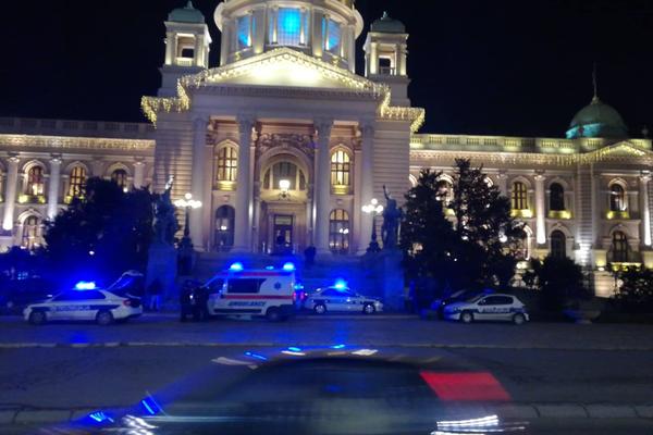 JEZIVE SLIKE I SNIMCI ISPRED NARODNE SKUPŠTINE: Ovde je muškarac sebi pucao u usta! (FOTO) (VIDEO)