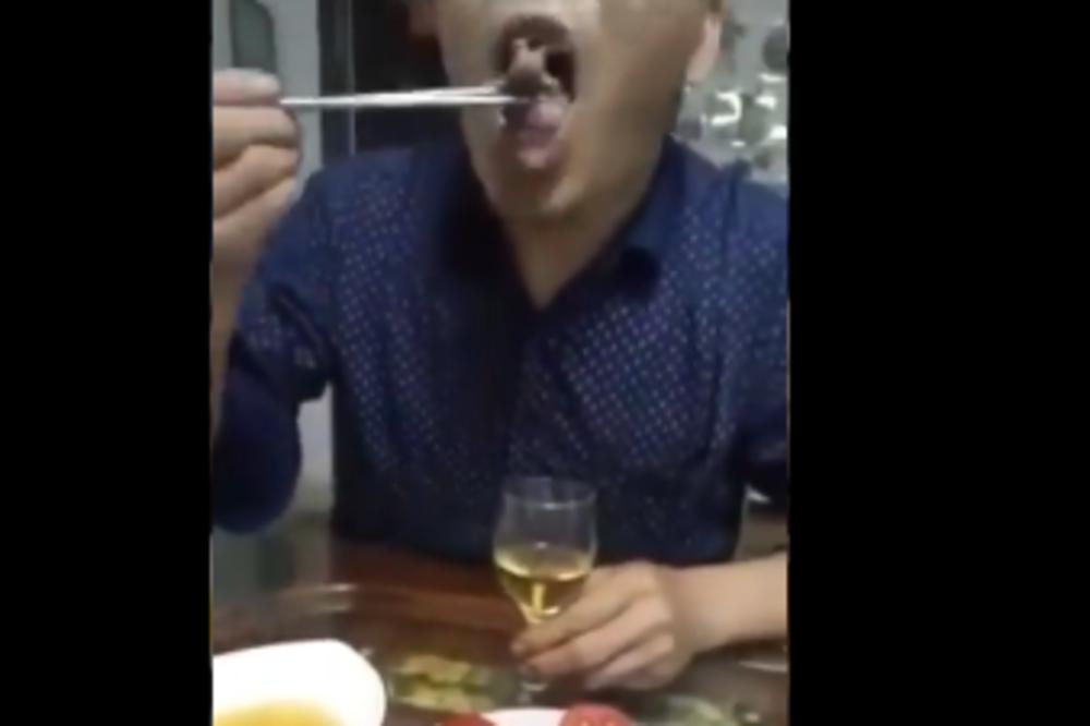 U KINI JEDU PSE, ALI I TO NIJE NAJGORE! Opušteno ih je smazao dok su još CVILELI! Ovo je za POVRAĆANJE (VIDEO)