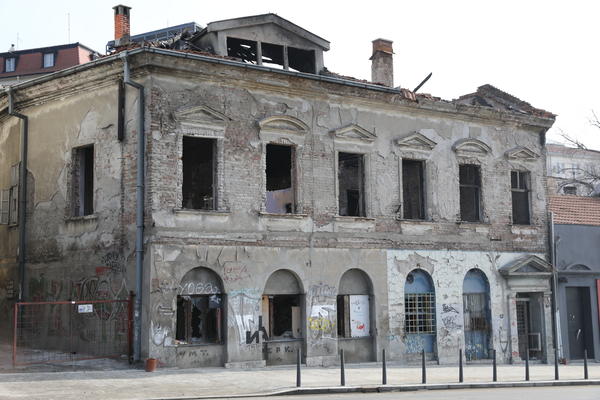 DEČACI SE IGRALI PA UŠLI U NAPUŠTENU KUĆU KOD BOGATIĆA: Pronašli su ručni raketni bacač, otac pozvao policiju!