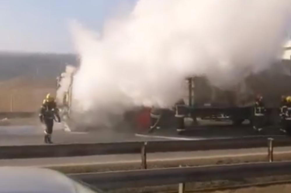 DRAMA NA AUTOPUTU! Zapalio se kamion, SAOBRAĆAJ U BLOKADI! SVI SE PITAJU SAMO JEDNO (VIDEO)