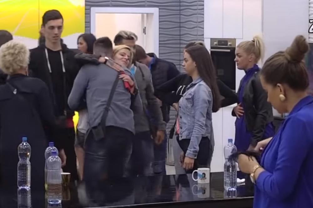 OD OVE BIVŠE ZARUGARKE SE MNOGO OČEKIVALO, A ONA SE ZAPOSLILA U FABRICI: Potpuno se povukla iz javnog života!