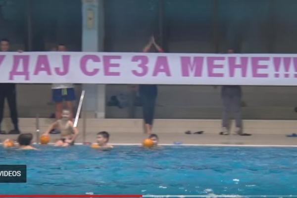 NEDA JE VODILA TRENING: Onda je njen dečko vaterpolista izronio iz bazena i ZAPROSIO JE PRED KAMERAMA