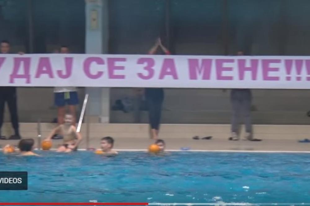 NEDA JE VODILA TRENING: Onda je njen dečko vaterpolista izronio iz bazena i ZAPROSIO JE PRED KAMERAMA