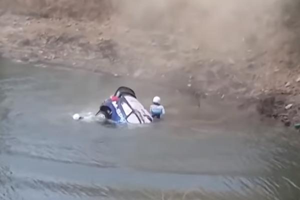 OVO VAM MOŽE SPASITI ŽIVOT: Naučite 5 OBAVEZNIH KORAKA u slučaju da AUTOM SLETITE U VODU (VIDEO)