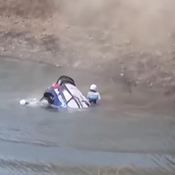 OVO VAM MOŽE SPASITI ŽIVOT: Naučite 5 OBAVEZNIH KORAKA u slučaju da AUTOM SLETITE U VODU (VIDEO)