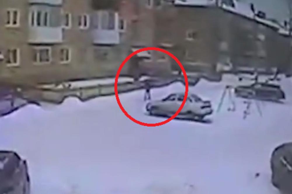DEČAK JE PROLAZIO PUSTOM ULICOM, KAD GA JE SALETEO UŽAS: Jedva je preživeo! (VIDEO)