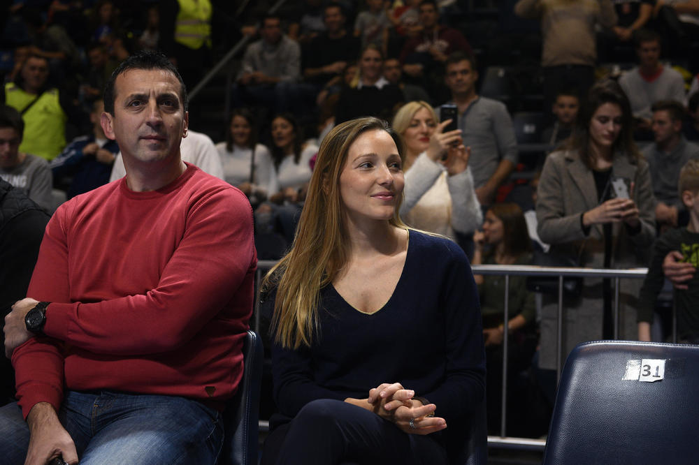 JELENINA SESTRA JE PRAVA BOMBA: Udata je za bivšeg igrača Zvezde i Partizana, a kada vidite fotke pašćete u nesvest