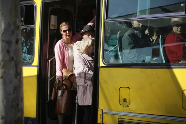 UPRAVO SAM U AUTOBUSU 95 LUPILA DEDI ŠAMAR! Beograđanka u šoku zbog ONOGA ŠTO JE URADIO! Niko nije reagovao