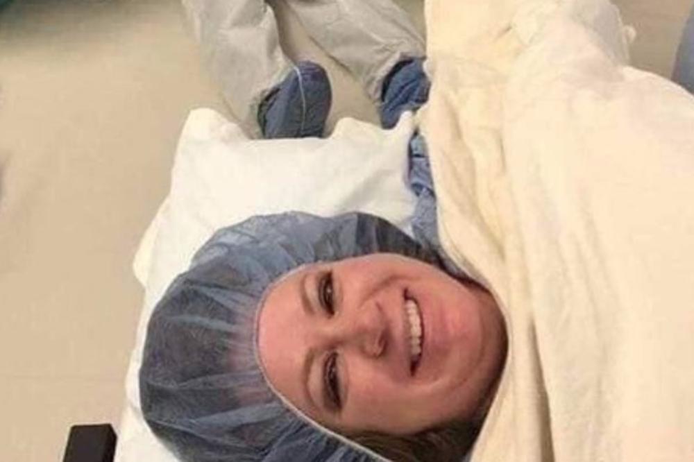 FOTOGRAFIJA SA POROĐAJA ŠOKIRALA INTERNET: Jedan detalj u sali je svima zapao za oči! (FOTO)