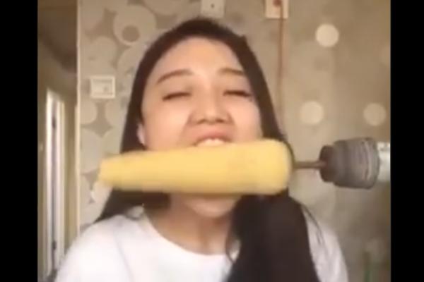 RADILA JE OPASNI IZAZOV SA KUKURUZOM: Mogla je da ostane bez zuba, ali joj se desilo nešto JOŠ GORE (VIDEO)