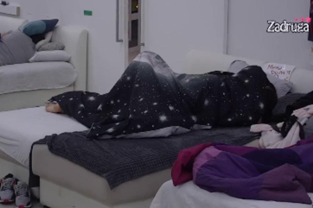 ZADRUGARI NE MOGU DA DOĐU SEBI - MINA ZADOVOLJILA MENSURA PRED SVIMA! On se trzao i uzdisao! SVE PRŠTALO (VIDEO)