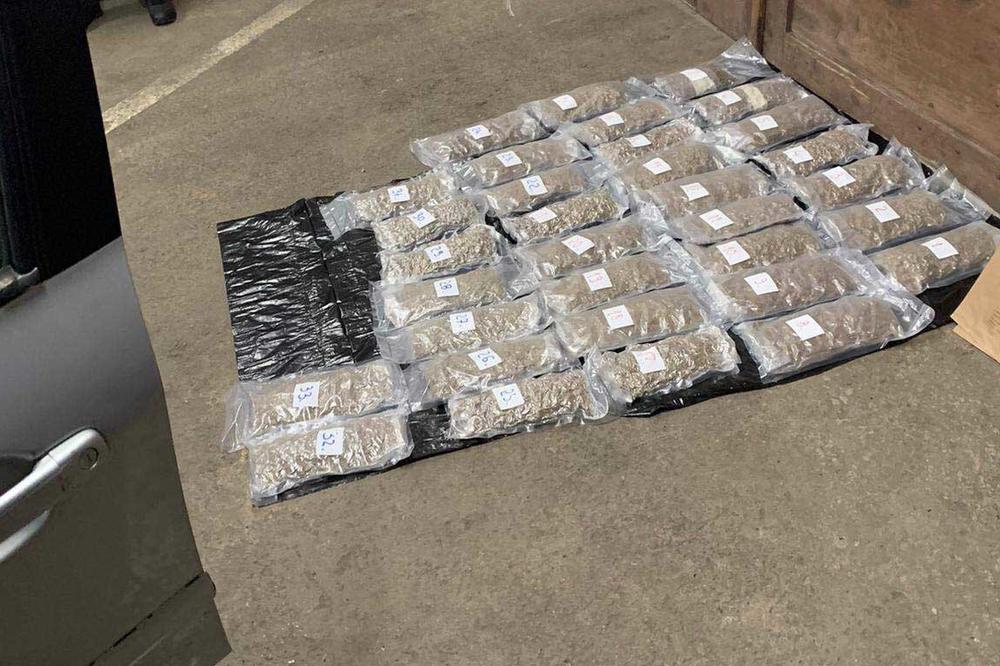 ZAPLENJENO 15 KILA MARIHUANE: Uhapšena tri mladića IZ RUME I BEOGRADA!