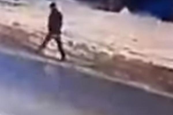 JEZIV SNIMAK SA BEZBEDNOSNIH KAMERA! Pešaka odneo AUTO u SENJAKU, samo je hodao pored puta i JEZIVA NESREĆA