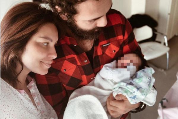 SEKA ALEKSIĆ IZAŠLA SA SINOM IZ PORODILIŠTA: Pevačica odmah otkrila na koga liči Jovan, pa spomenula i PRVOG SINA!