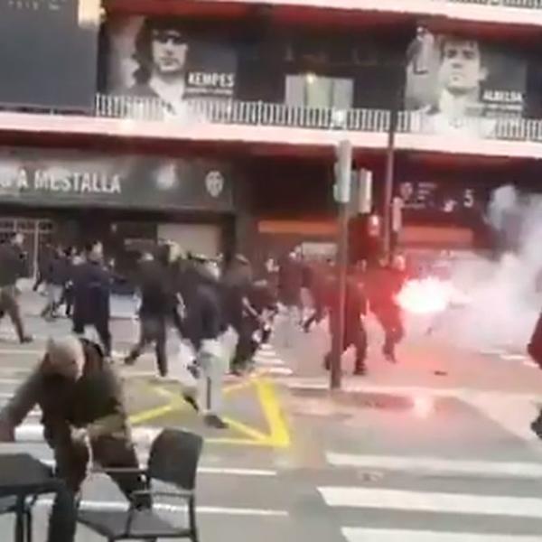 BRUTALNA TUČA NAVIJAČA ZBOG PREKREČENOG GRAFITA: Stanari gledali nemilosrdni okršaj huligana, a policije nigde!