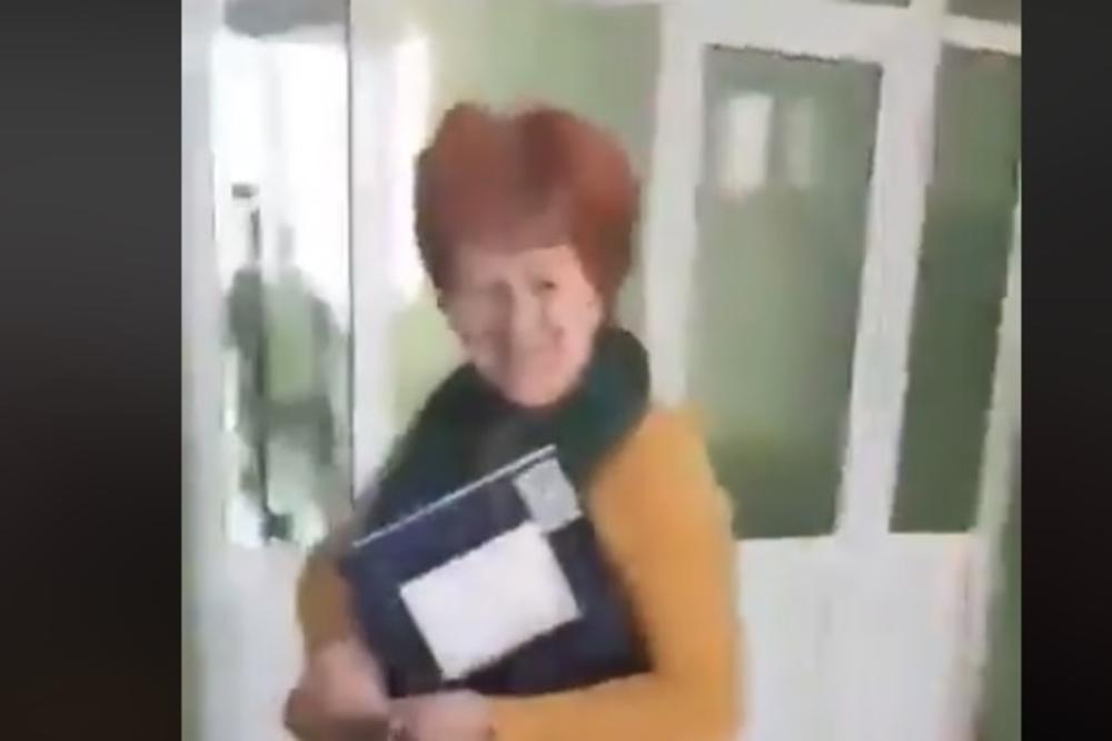 DIRLJIVA SCENA U CRVENKI: Učenici EMOTIVNO ispratili nastavnicu u penziju, ovaj SNIMAK tera SUZE NA OČI