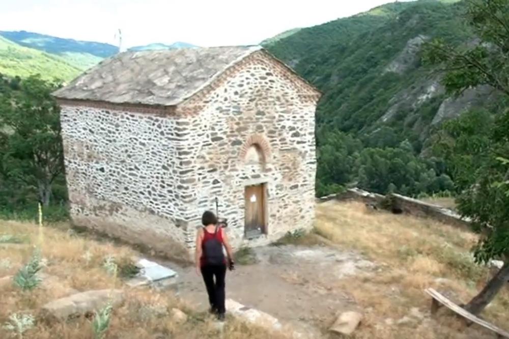 U OVOJ CRKVI NA JUGU DEŠAVAJU SE ČUDA! Podignuta je na VRAŽJEM KAMENU, a evo šta da očekujete tamo!