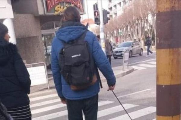 OVA FOTKA DEČKA U CENTRU GRADA NAPRAVILA JE HAOS! Pogledajte šta je ŠETAO NA POVOCU, komentari samo STIŽU