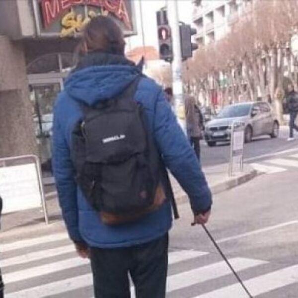 FOTKA DEČKA U CENTRU GRADA NAPRAVILA HAOS! Pogledajte samo šta je ŠETAO NA POVOCU: Nekim ljudima je ovo NORMALNO?!