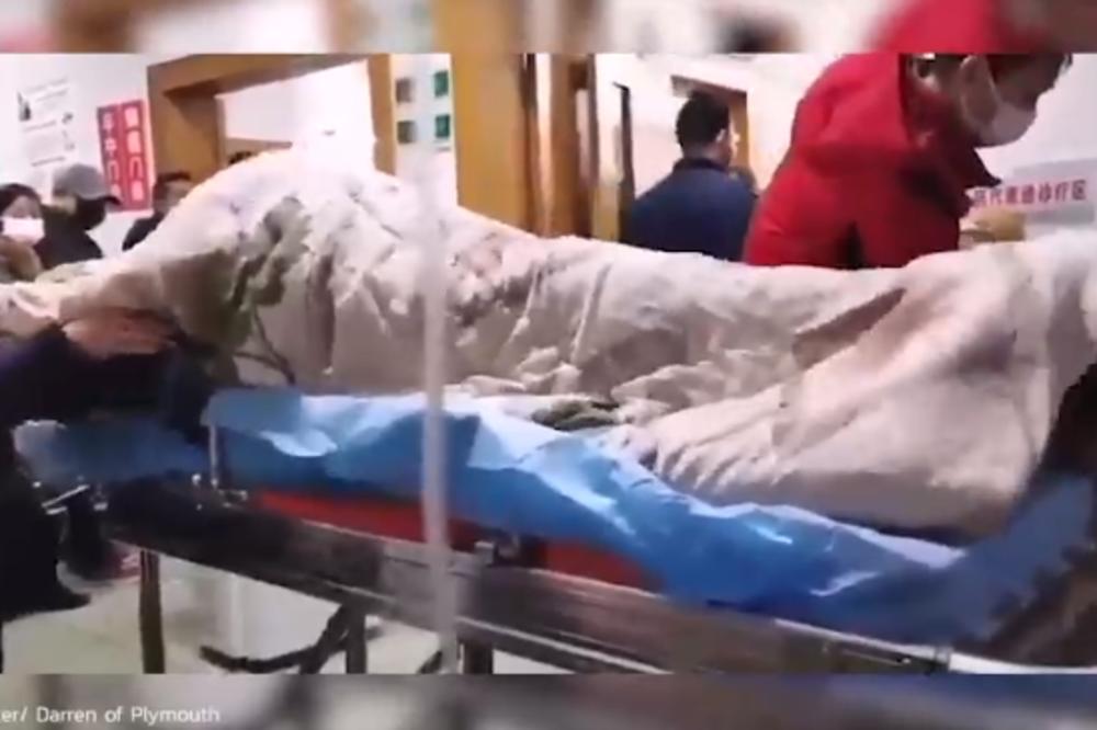 UZNEMIRUJUĆI SNIMAK! Ovako izgleda čovek OBOLEO OD KORONAVIRUSA: Nekontrolisano se TRESE, jeziv PRIZOR (VIDEO)