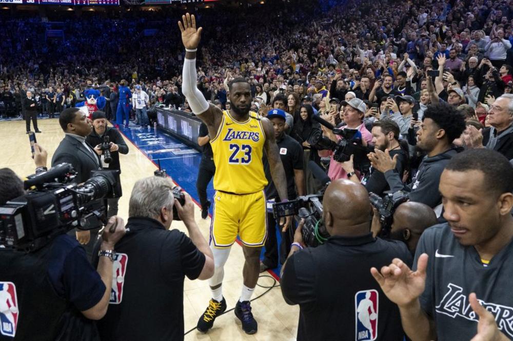 NADMAŠIO GA U NJEGOVOM RODNOM GRADU: Lebron imao posvetu na patikama Kobiju, Brajant mu poslao šmekersku poruku!