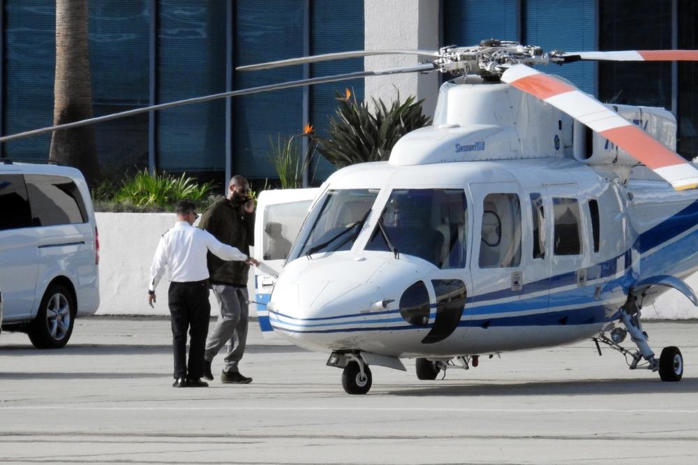 Kobi Brajant ulazi u helikopter