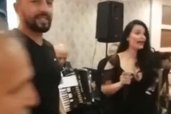 IZVADILI PIŠTOLJE I PUCALI, PEVAČICA U STRAHU KRENULA DA BEŽI: Indi doživela incident na SVADBI, veselje PRESELO!