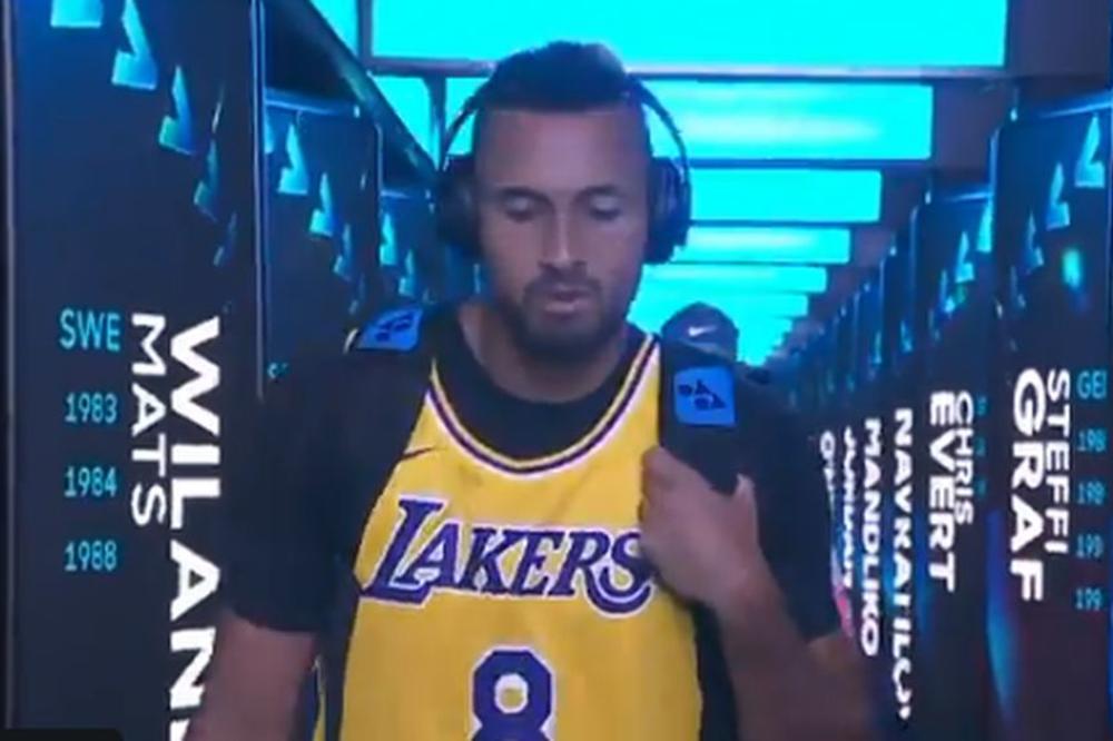 KONAČNO ĆEMO REĆI BRAVO NIKU KIRJOSU: Loš dečko tenisa izašao u dresu Kobija Brajanta na meč sa Nadalom!