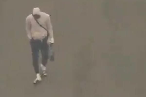 TUMARA, SAM, SA KAPULJAČOM NA GLAVI, NE MOŽE DA ZAUSTAVI SUZE: Lebron je u avionu saznao da je poginuo Kobi Brajant