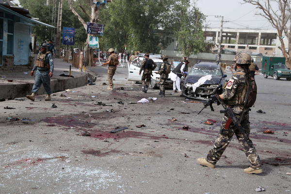 NAJMANJE 27 LJUDI UMRLO POSLE EKSPLOZIJE AUTOMOBILA BOMBE: Avganistan broji žrtve užasa