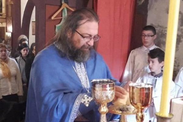 POLICIJA CRNE GORE UPALA U KUĆU SVEŠTENIKA DOK JE BIO NA LITURGIJI! Njegov sin je uhapšen zbog TROBOJKE (VIDEO)