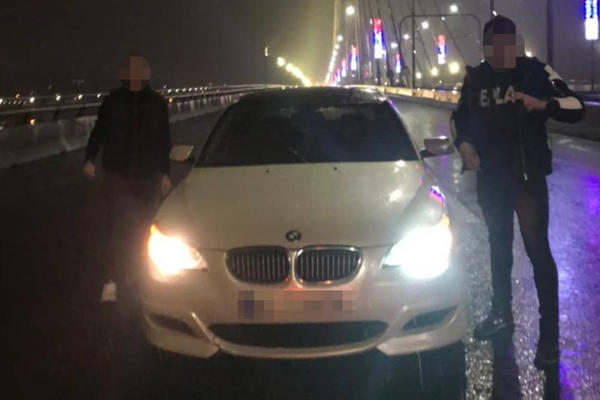KOLIKO JE OVO BAHATO!!! Zaustavili nov BMW nasred MOSTA NA ADI, pa se slikali DA SE HVALE NA INSTAGRAMU! (FOTO)