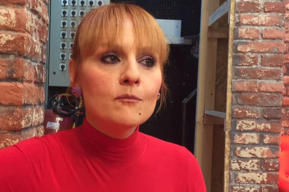 ALEKSANDRA KOVAČ UPUTILA PORUKU SVIM KLEMPAVIM, DEBELIM, NOSATIM DEVOJKAMA! Ima i za one sa krivim nogama! (FOTO)