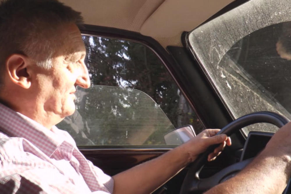 OVAKAV DIREKTOR ŠKOLE SE NE RAĐA PONOVO! Učo razvozi decu i dnevno pređe 140 kilometara (FOTO)