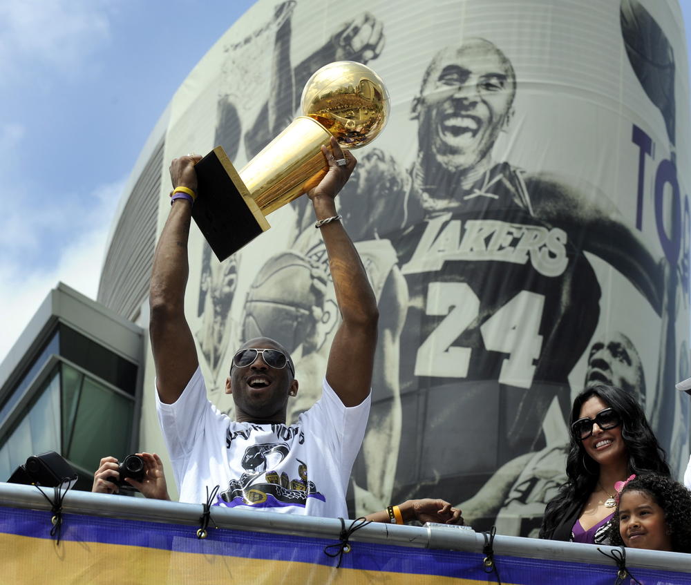 Kobi Brajant sa šampionskom NBA titulom
