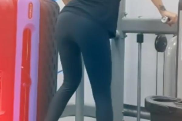 SVI JE OBOŽAVATE ALI JE NIKADA NE BISTE PREPOZNALI NA OVOJ FOTOGRAFIJI! Da li znate ko je ovo? (FOTO)