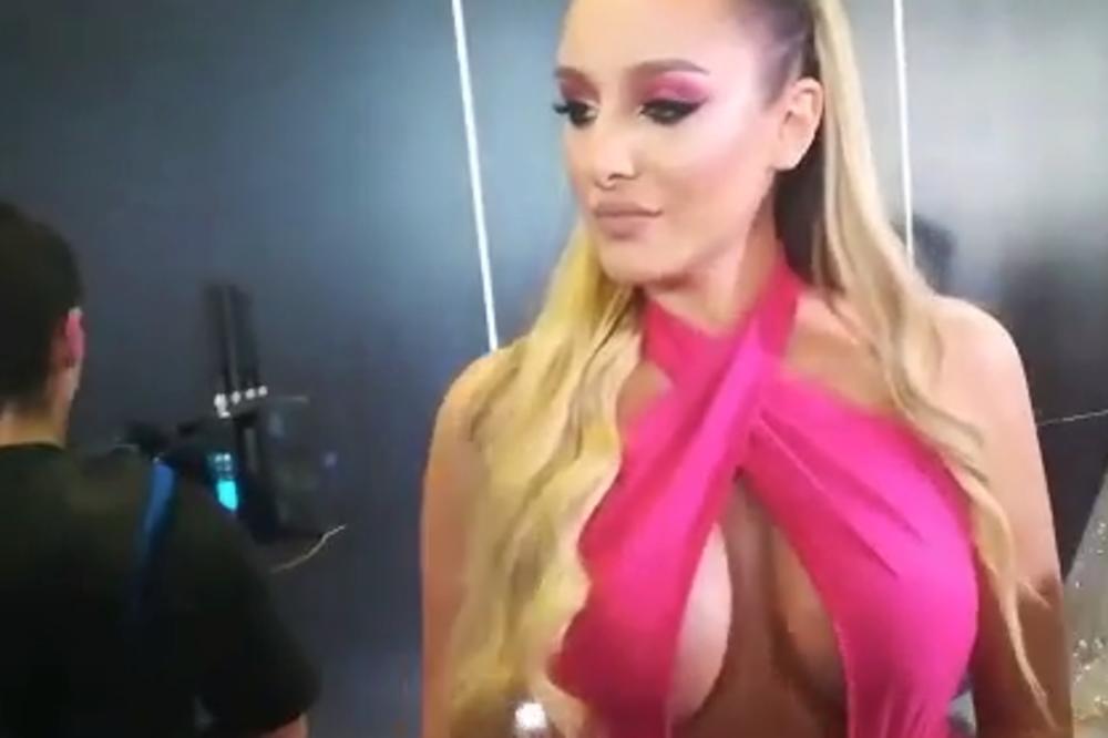 LUNA ĐOGANI POKRADENA NA CRVENOM TEPIHU! Pevačici MARNULI BUNDU, ona napravila SKANDAL niko nije mogao da je SMIRI