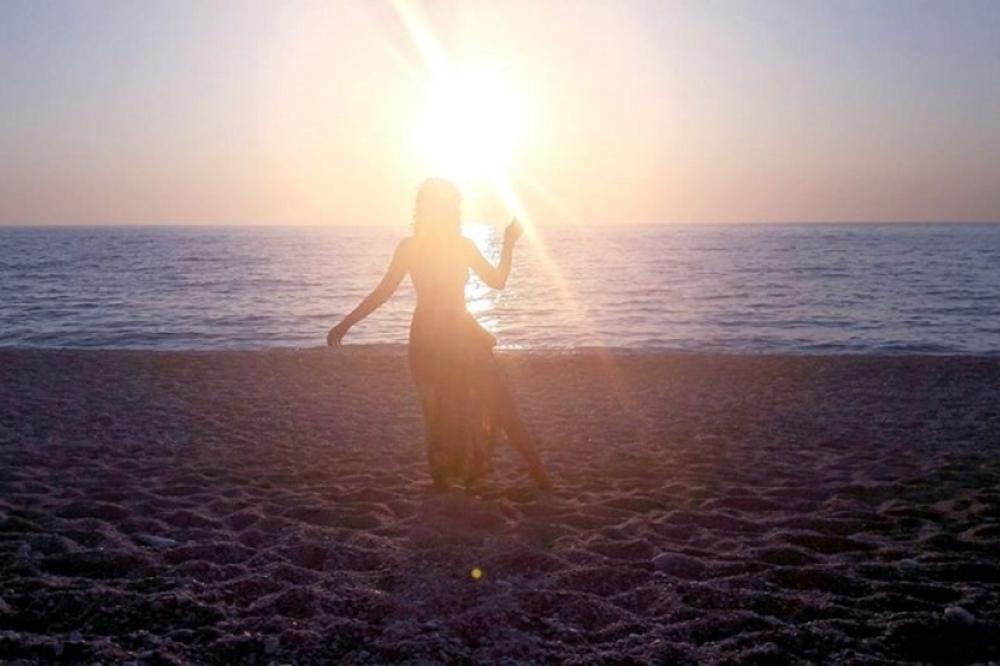 SVI JE ZNATE I BILA JE JAKO POPULARNA 90-IH JOŠ KAO KLINKA! Ćerka poznatog pevača se UDALA U TAJNOSTI za njega!