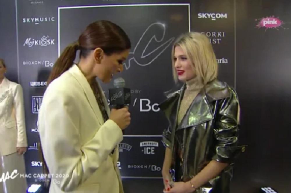 NEVENA JE NAJVEĆI "BLAM" MAC-A! Standardno SKANDAL obučena sa ptičjim JE*ALIŠTEM na glavi!