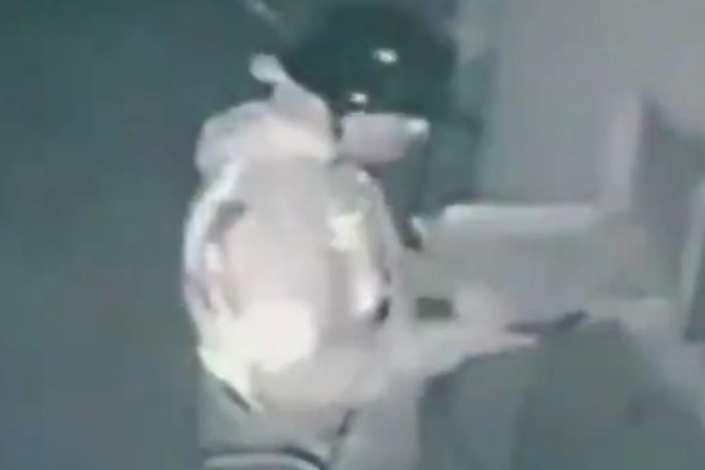 NARUČILI SU PICU, ALI NISU MOGLI NI DA SANJAJU ŠTA ĆE JESTI! Od ovog PRILOGA svakom bi pripala MUKA! (VIDEO)