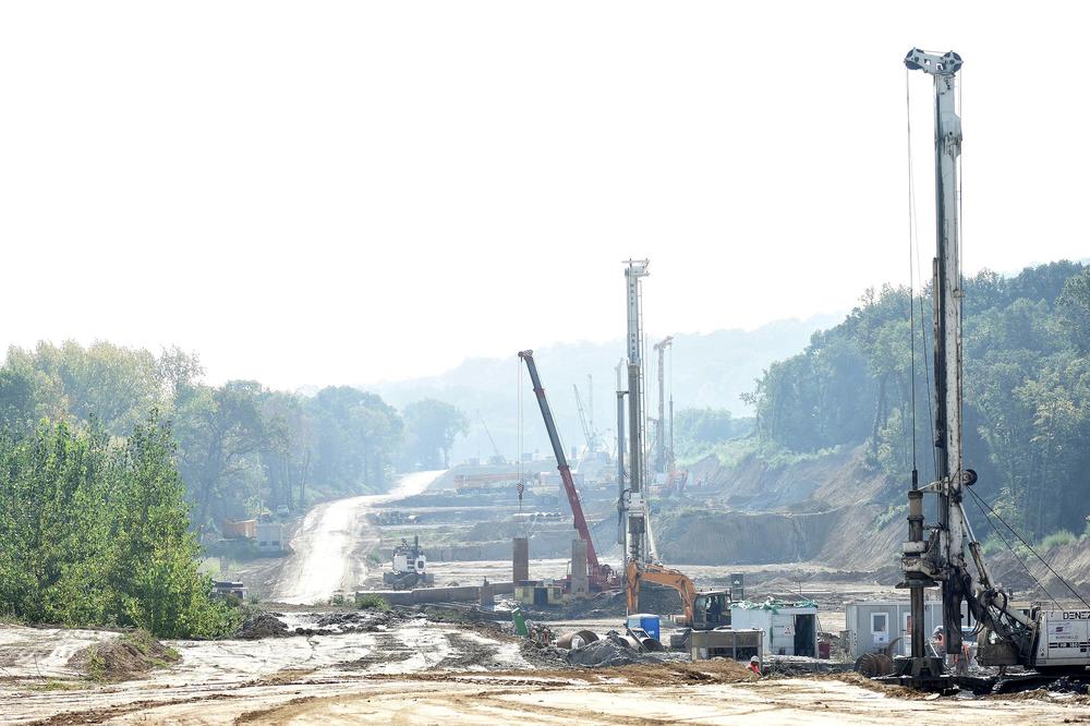 Indijskim radnicima u Čortanovcima poslodavac uzeo pasoše i ucenjivao ih!