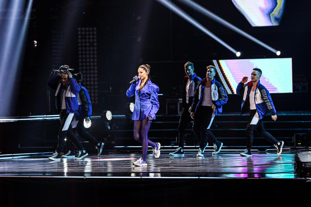 SVI SU OSTALI U ŠOKU KADA JE ULETELA U STUDIO SA DŽIPOM! Sve se desilo u programu uživo! O ovome će se PRIČATI