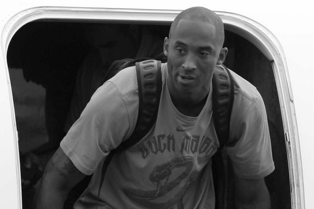 AMERIKANCI SE I DALJE NE MIRE SA KOBIJEVOM SMRĆU: Gest koji stiže iz Kalifornije tera suze na oči!