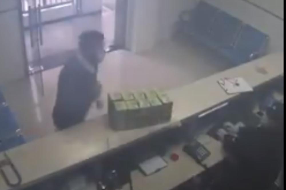 ULETEO U POLICIJSKU STANICU I OSTAVIO MISTERIOZAN PAKET: Kada su ga otvorili, policajci su počeli da SALUTIRAJU!